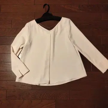 NaturalBeauryBasic V넥 블라우스 액세서리 포함 화이트