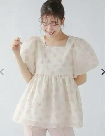 fitmore 자수 자카드 백리본 페플럼 블라우스