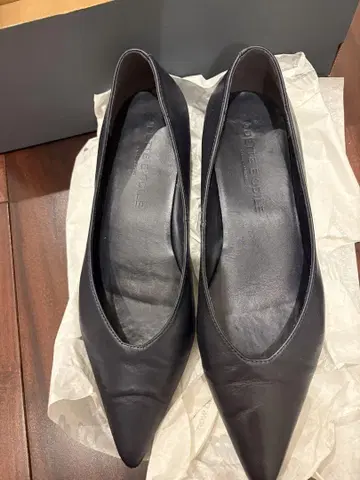 오데트 e 오딜 블랙 가죽 펌프스