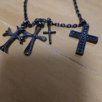 블랙 메탈 크로스 펜던트 목걸이