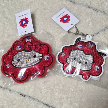 미야쿠미야쿠 x 산리오 반짝이 가죽 키링 키티와 포차코