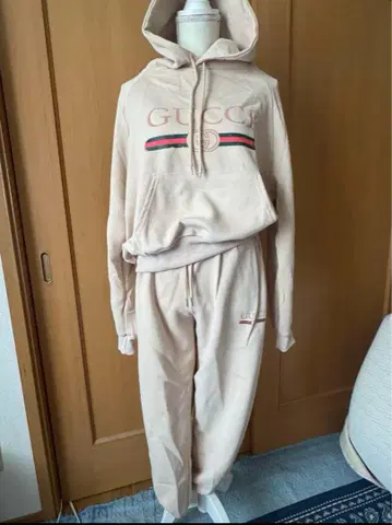 베이지 후드 부착 후드티