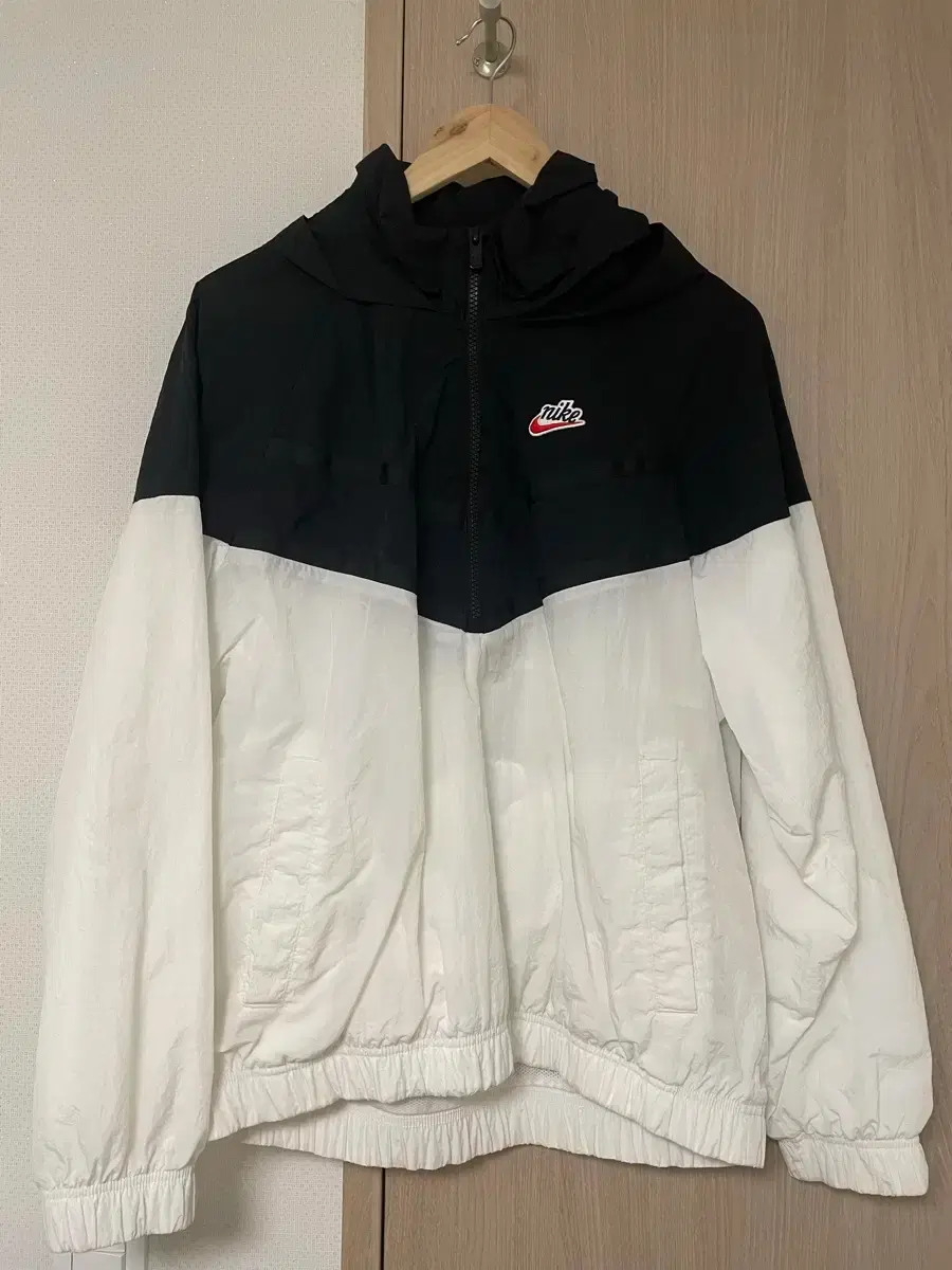 Nike Windbreaker Black/White Hooded Zip-Up