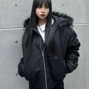 블랙 다운 자켓 후드 부착