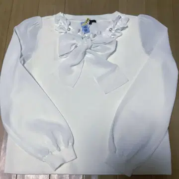 to be chic의 리본 포함 플라워 장식 화이트 상의 42 새상품급.