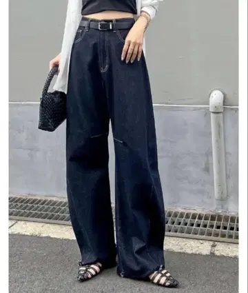 밑단 프린지 배럴 레그 데님 팬츠 네이비 계열 AL 사이즈
