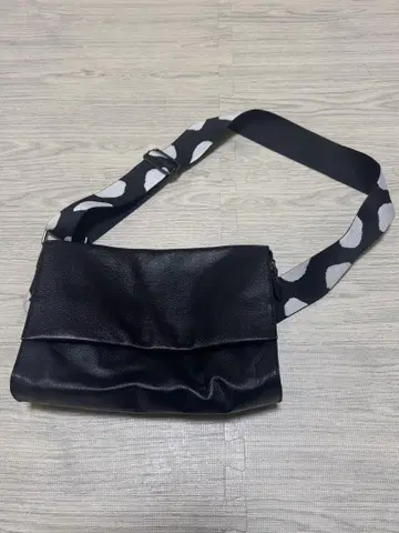 ear PAPILLONNER 이아파피요네 와이드 테이프 숄더백