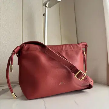 [새상품급] A.P.C Ninon 숄더백 복조리 홍차 가죽