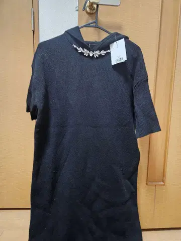 rady 블랙 비쥬 장식 반팔 미니 원피스