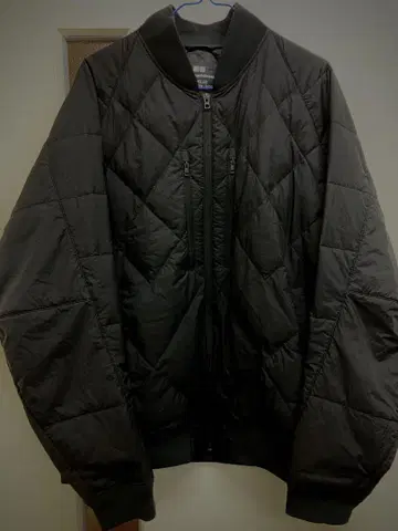 UNIQLO 화이트 마운티니어링 리사이클 하이브리드 다운 자켓