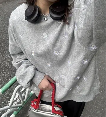 새상품 HELLO.SANFRANCISCO 마가렛 자수 맨투맨