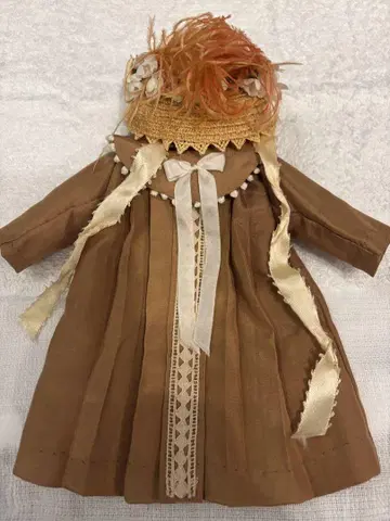 비스크 인형 드레스와 보닛