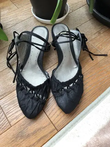 블랙 가죽 스트랩 하이힐