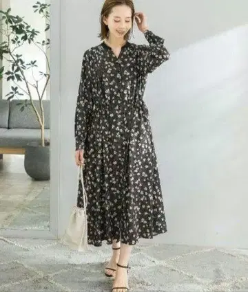 어반리서치 로쏘 라인 플라워 V넥 원피스