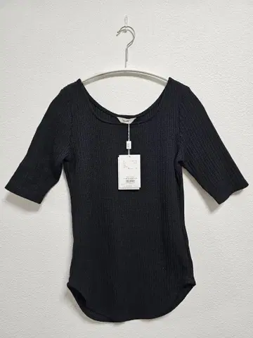 미사용 새상품 CLANE RIB DEEP NECK TOPS 블랙