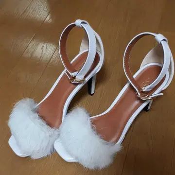 비키 퍼 샌들