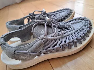 KEEN 그레이 샌들