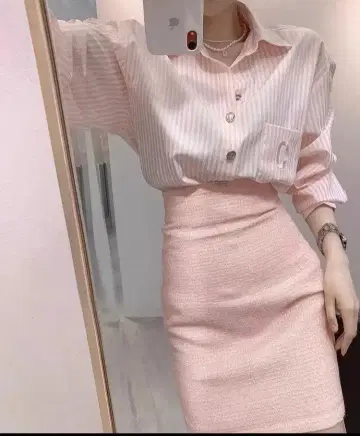 스트라이프 셔츠와 스커트 셋업