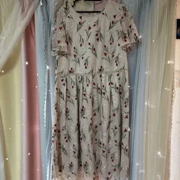 Rose Tiara 꽃무늬 자수 반팔 무릎 기장 원피스