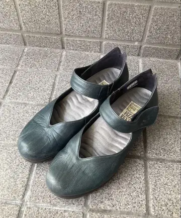 진한 그린 색상의 스트랩 펌프스