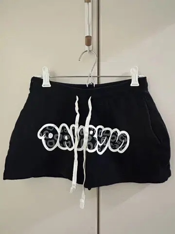 DAVRYU 블랙 로고 프린트 숏팬츠