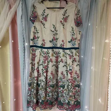 로즈 티아라 꽃무늬 자수 베이지 무릎 기장 반팔 원피스