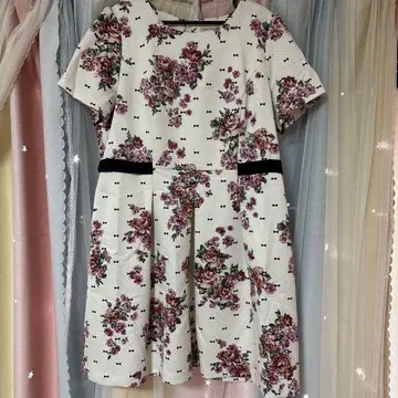 로즈 티아라 꽃무늬 반팔 무릎 기장 원피스