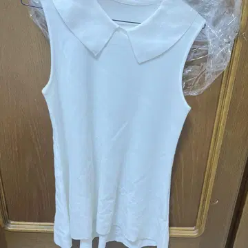 폭시 화이트 슬리브리스 카라 부착 튜닉