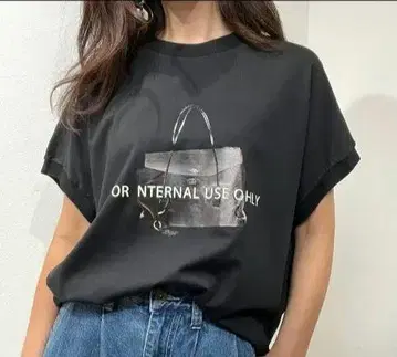 [폴린 블루] 미사용 새상품 백 로고 반팔 T셔츠 블랙