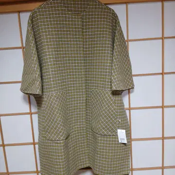 그린 계열 체크 무늬 망토