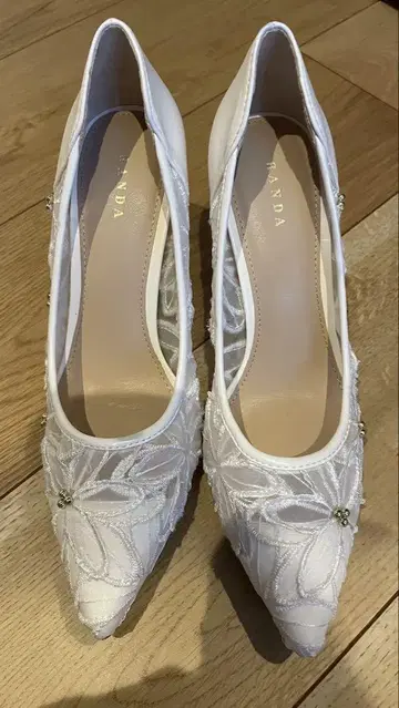 RANDA 자수 비즈 장식 화이트 하이힐