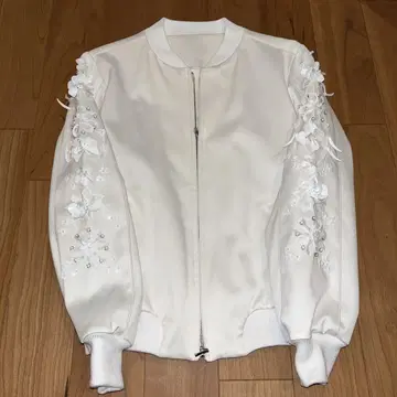Chesty 플라워 새틴 블루종 화이트 자수 입체