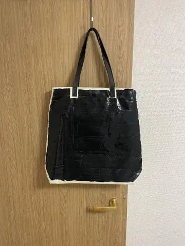 YOKE 요크 러버 핸드 페인티드 토트백