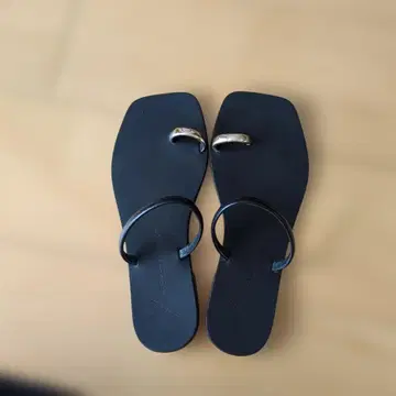 니콜라스 라이너스 메탈릭 악센트 플랫 샌들 블랙