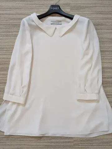 폭시 뉴욕 화이트 카라 블라우스 티셔츠