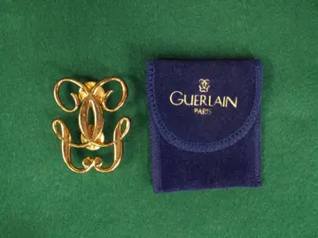 Guerlain 골드색 브로치 파우치 포함