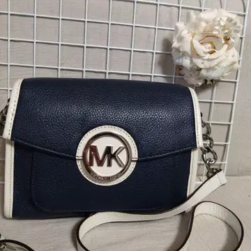 MICHAELKORS 네이비 x 화이트 로고 플랩 숄더백