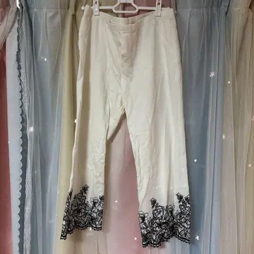 로즈 티아라 화이트 캐주얼 팬츠 블랙 레이스 장식