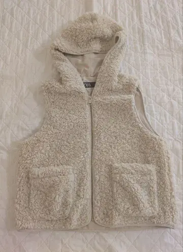 2024년 구매 ZARA 복슬복슬 후드 부착 보아 베스트
