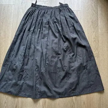 블랙 자수 플레어 스커트