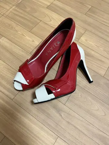 1회 사용 새상품급 다이애나 DIANA 빨흰 에나멜 오픈토 하이힐 펌프스