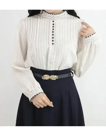 안 어나더 안젤라스 배색 리본 레이스 스탠드 칼라 블라우스