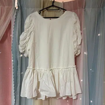 로즈 티아라 프릴 장식 화이트 반팔 상의
