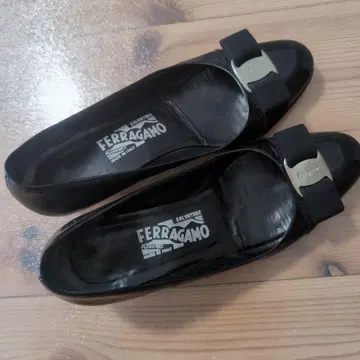 FERRAGAMO 블랙 리본 하이힐