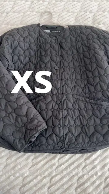 하트형 퀼팅 디자인의 블랙 자켓, xs 사이즈