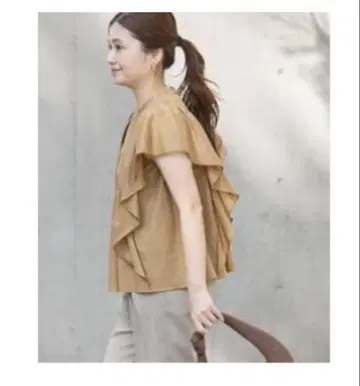 프릴 달린 브라운 슬리브리스 상의