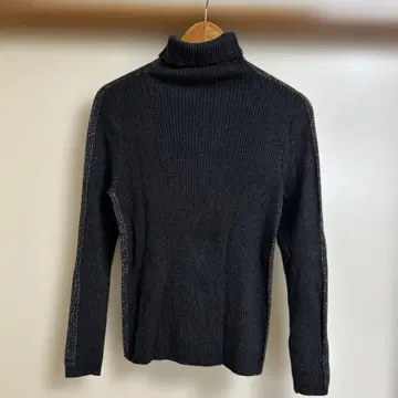 [볼리누 브로] 사이드 라메 라인 터틀 니트 차콜