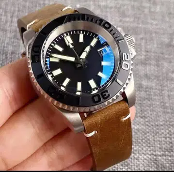 자동 태엽 손목시계 블랙 다이얼 가죽