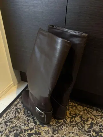 버클 달린 다크 브라운 롱 부츠