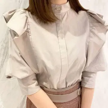 snidel 프릴 장식 베이지 반팔 셔츠